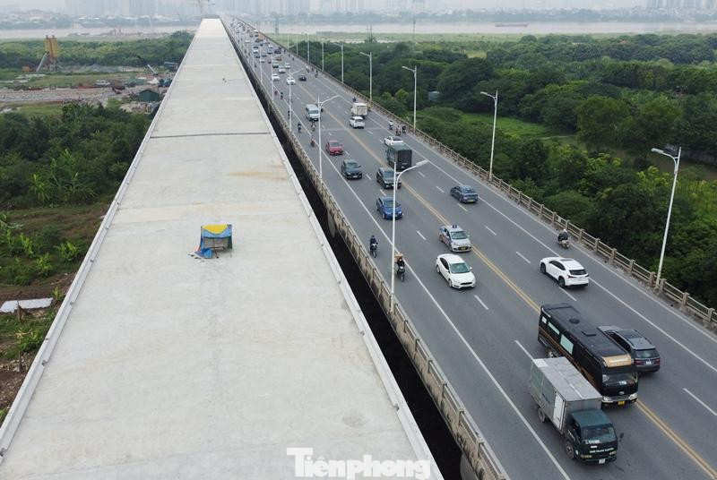 Với đường và cầu dẫn phía Long Biên theo tiến độ đã đạt trên 90% khối lượng thi công. Với đường và cầu dẫn phía Long Biên theo tiến độ đã đạt trên 90% khối lượng thi công.