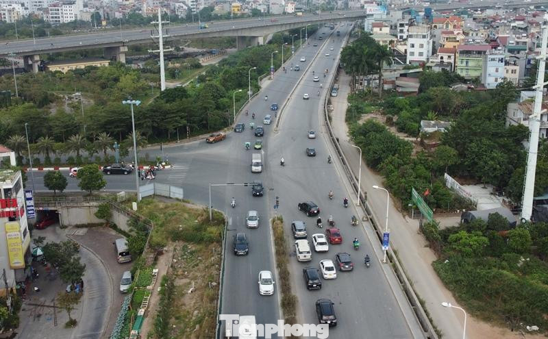Tại nút giao lên cầu Nhật Tân, vị trí hàng rào xuất hiện hướng vào nội thành, còn chiều đường ngược lại đã thi công xong.