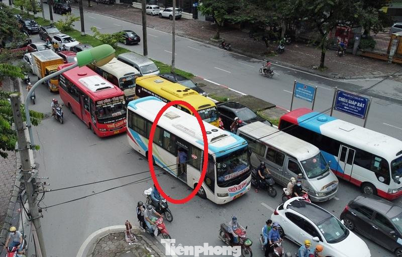 Xe khách dàn hàng ngang lấn cả làn ô tô con, xe máy; đi rùa bò và mở cửa để đón khách gây cản trở, ùn tắc trên phố Kim Đồng, đường Giải Phóng nhưng các đơn vị có trách nhiệm vẫn chưa giải quyết có hiệu quả.