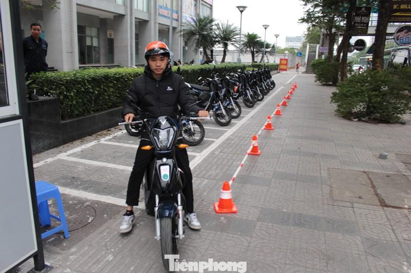 Xe điện 2 bánh chở được từ 1 đến 2 người, mỗi lần khách được mượn sử dụng là 20 phút/lượt.