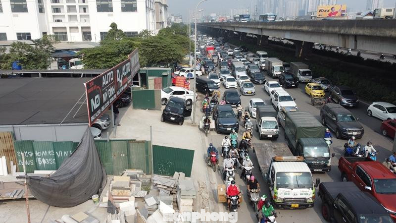 Thậm chí các cửa hàng kinh doanh dựng hàng rào phong tỏa vỉa hè để kinh doanh và để xe, chủ đầu tư và chính quyền địa phương vẫn chưa có giải pháp hiệu quả để chấn chỉnh. Thậm chí các cửa hàng kinh doanh dựng hàng rào phong tỏa vỉa hè để kinh doanh và để xe, chủ đầu tư và chính quyền địa phương vẫn chưa có giải pháp hiệu quả để chấn chỉnh.