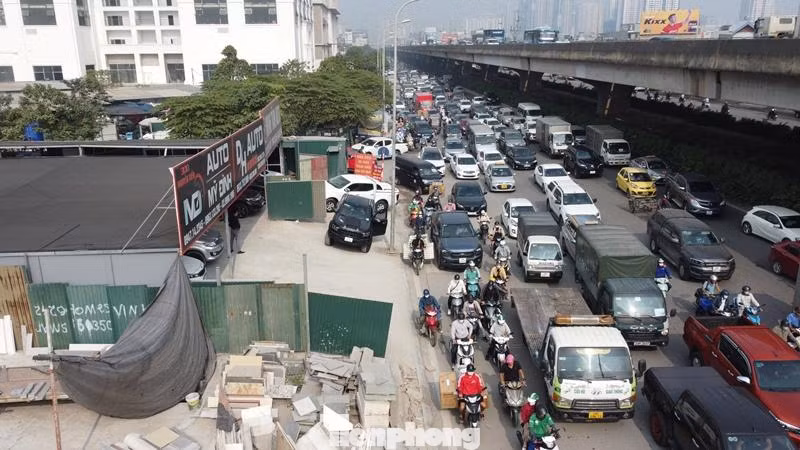 Thậm chí các cửa hàng kinh doanh dựng hàng rào phong tỏa vỉa hè để kinh doanh và để xe, chủ đầu tư và chính quyền địa phương vẫn chưa có giải pháp hiệu quả để chấn chỉnh. Thậm chí các cửa hàng kinh doanh dựng hàng rào phong tỏa vỉa hè để kinh doanh và để xe, chủ đầu tư và chính quyền địa phương vẫn chưa có giải pháp hiệu quả để chấn chỉnh.