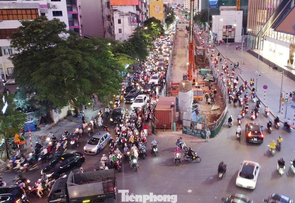 Dòng người đông đúc trên đường Phạm Ngọc Thạch trong chiều 1/11.