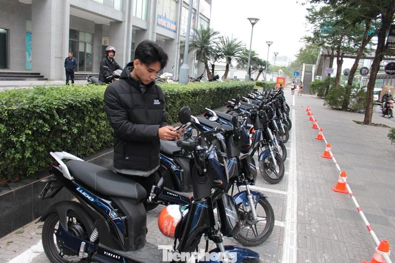 Do xe điện 2 bánh được vận hành trên nền tảng công nghệ thông minh nên trước khi có thể mượn xe để lưu thông trên đường, hành khách phải tải ứng dụng (app) xuống điện thoại có kết nối mạng. Sau đó, đăng ký các thông tin cá nhân, chụp bằng lái xe máy, căn cước công dân... Khi đã đăng ký xong, quá trình mượn, vận hành phương tiện sẽ được giao dịch, theo dõi, quản lý trên app.