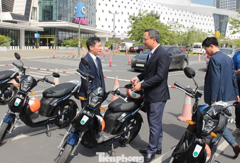 Mục tiêu của chương trình thí điểm nhằm hình thành thói quen sử dụng các loại phương tiện giao thông xanh và nâng cao nhận thức bảo vệ môi trường cho người dân Thành phố Hà Nội. Ảnh: Ông Khuất Việt Hùng, Phó Chủ tịch chuyên trách Ủy Ban ATGT Quốc gia nghe đơn vị tổ chức giới thiệu về các tính năng sử dụng của xe điện 2 bánh sáng 28/11.