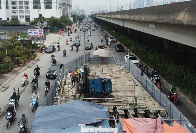 Đại diện Sở GTVT Hà Nội cho biết, việc chủ đầu tư được yêu cầu cắt, thu hẹp hàng rào lại như hiện nay vẫn đảm bảo để thi công hố thu gom nước thải theo quy định của thành phố.