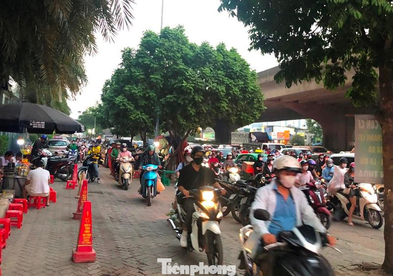 Từ sáng sớm và đến chiều tối 7/11, ùn tắc trên đường Nguyễn Xiển chiều Cầu Dậu vẫn xảy ra.