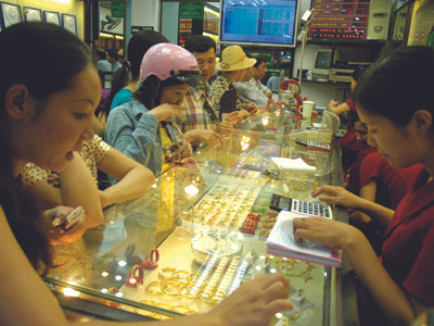 Dân đổ xô mua vàng tại một cửa hàng vàng ở phố Trần Nhân Tông (Hà Nội) . Ảnh: Hồng Vĩnh Dân đổ xô mua vàng tại một cửa hàng vàng ở phố Trần Nhân Tông (Hà Nội)