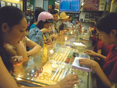 Dân đổ xô mua vàng tại một cửa hàng vàng ở phố Trần Nhân Tông (Hà Nội) 