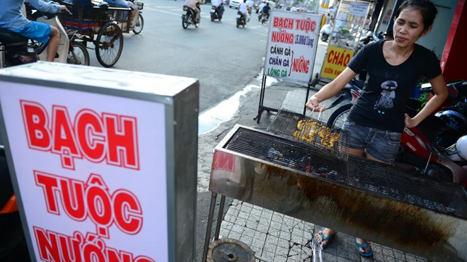 Bạch tuộc nướng được bày bán trên đường Hoàng Văn Thụ, Q.Phú Nhuận, TP.HCM