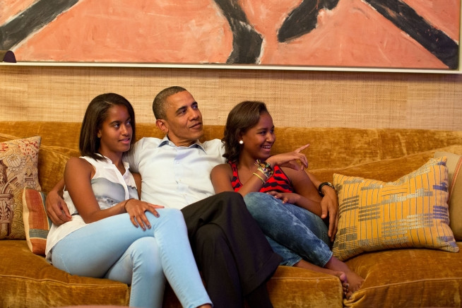 Ông Obama cùng hai cô con gái là Malia và Sasha ngồi xem chương trình bà Michelle phát biểu tại Hội nghị Quốc gia Dân chủ hôm 4/9/2012