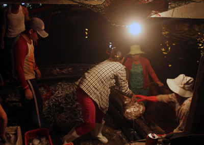 Những thuyền viên trên tàu cá cũng thức cùng phiên chợ, sau những ngày dài trên biển. Các thương lái dù phải chi thềm tiền vận chuyển từ tàu vào bờ nhưng mua tại tàu họ không phải chịu cảnh tranh giành hải sản như trên bờ