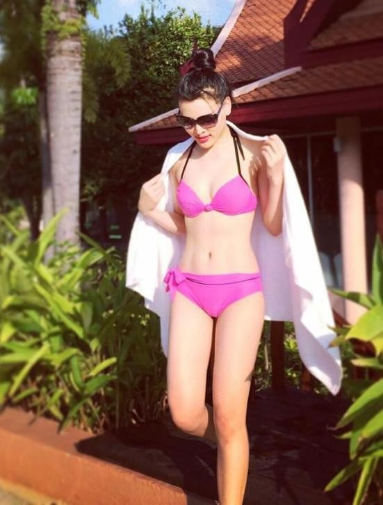 Nữ sinh ngân hàng diện bikini gợi cảm bên bể bơi ảnh 5