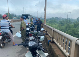 Lực lượng chức năng tìm kiếm nạn nhân - Ảnh: T.T