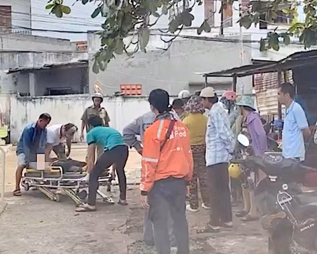 Nạn nhân được người dân hỗ trợ đưa đi bệnh viện cấp cứu. Ảnh: DT Nạn nhân được người dân hỗ trợ đưa đi bệnh viện cấp cứu. Ảnh: DT