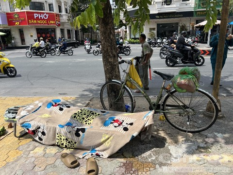 Người đàn ông nằm chết trên vỉa hè Người đàn ông nằm chết trên vỉa hè