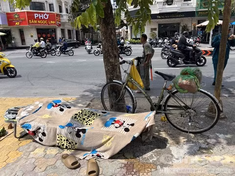 Người đàn ông nằm chết trên vỉa hè