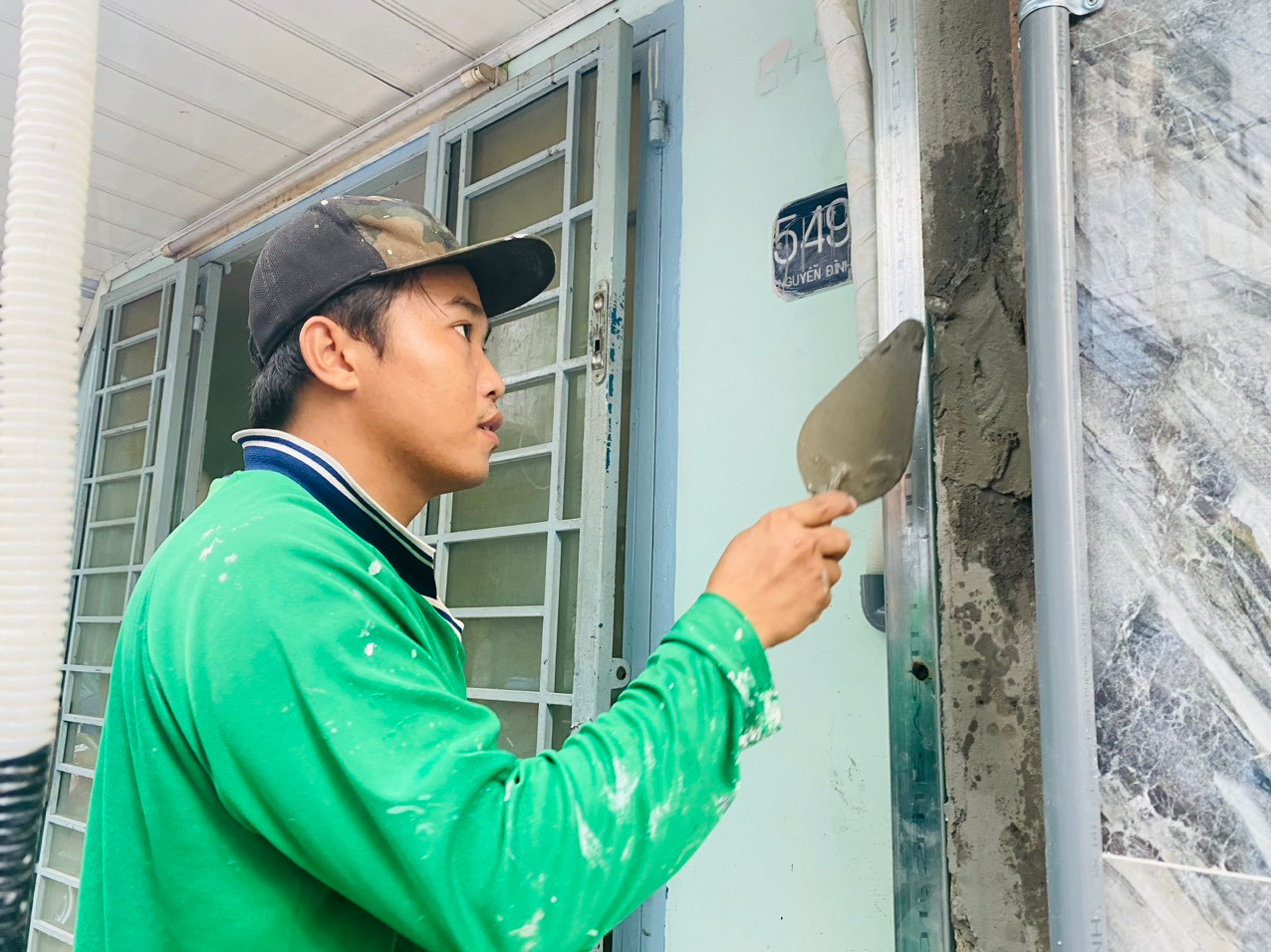 Người dân sửa chữa lại nhà cửa sau khi hiến đất mở hẻm Người dân sửa chữa lại nhà cửa sau khi hiến đất mở hẻm