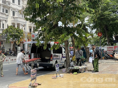 Xe cứu thương đưa thi thể nạn nhân về nhà xác. Xe cứu thương đưa thi thể nạn nhân về nhà xác.