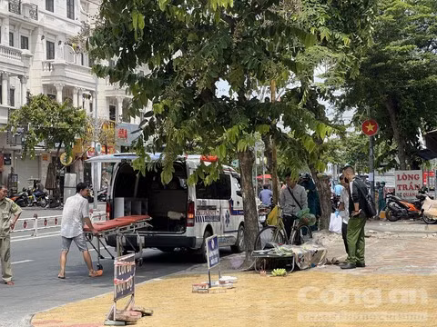 Xe cứu thương đưa thi thể nạn nhân về nhà xác.