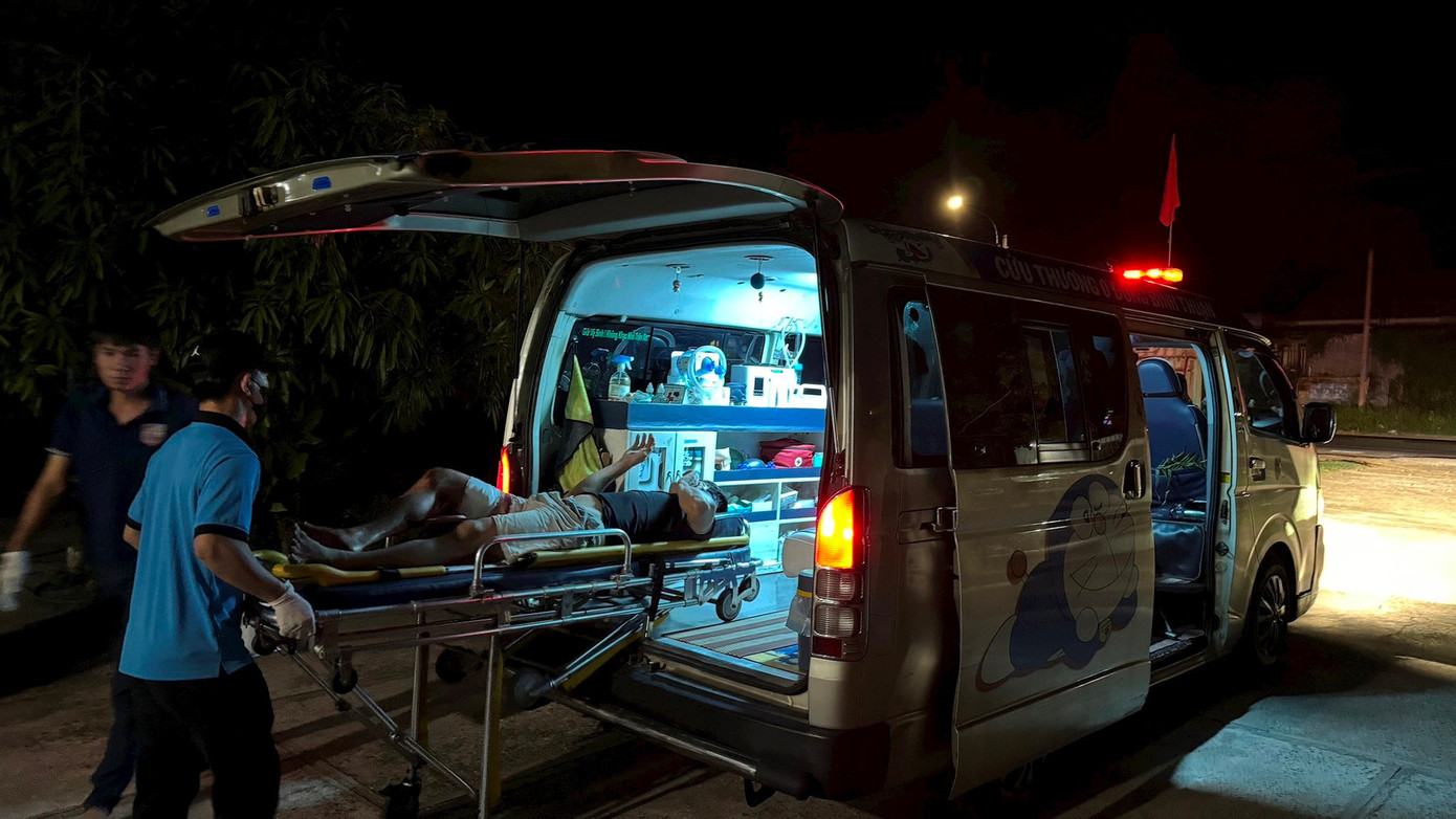 Xe cứu thương đưa ông A. đi cấp cứu.