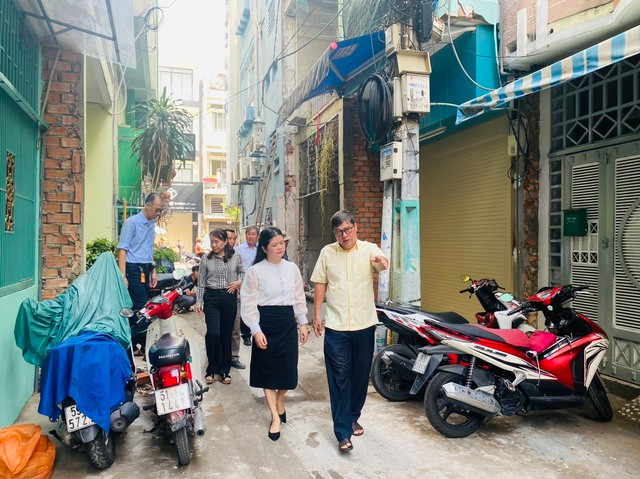 Lãnh đạo UBND quận 3 khảo sát thực địa tuyến hẻm 549 Nguyễn Đình Chiểu Lãnh đạo UBND quận 3 khảo sát thực địa tuyến hẻm 549 Nguyễn Đình Chiểu