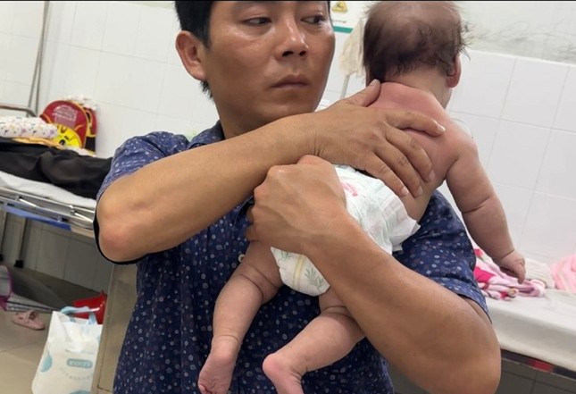 Ông Thắng tập vật lý trị liệu cho bé Trân thời điểm trước khi bé rơi vào nguy kịch, tử vong (ảnh: gia đình bệnh nhi cung cấp) Ông Thắng tập vật lý trị liệu cho bé Trân thời điểm trước khi bé rơi vào nguy kịch, tử vong (ảnh: gia đình bệnh nhi cung cấp)