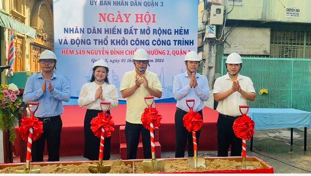 Lãnh đạo UBND quận 3 và phường 12 thực hiện nghi thức động thổ, khởi công chỉnh trang, mở rộng tuyến hẻm 549 Nguyễn Đình Chiểu Lãnh đạo UBND quận 3 và phường 12 thực hiện nghi thức động thổ, khởi công chỉnh trang, mở rộng tuyến hẻm 549 Nguyễn Đình Chiểu