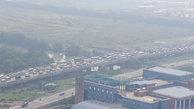 Hình ảnh dòng phương tiện nối dài trên đường dẫn cao tốc. Ảnh: N.Đ