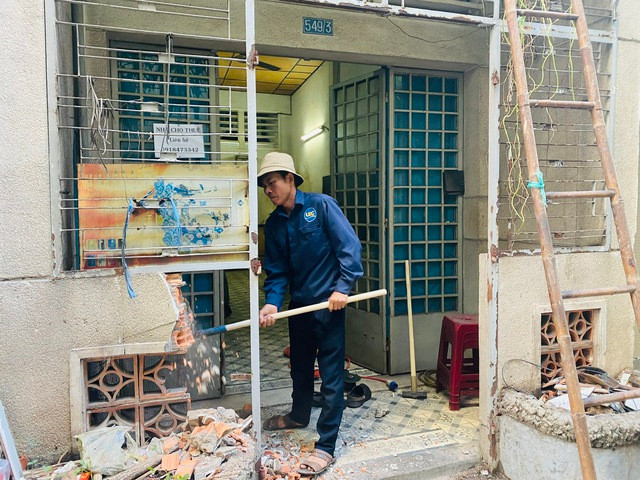 Người dân dở bỏ phần đất của nhà mình để hiến đất mở hẻm Người dân dở bỏ phần đất của nhà mình để hiến đất mở hẻm