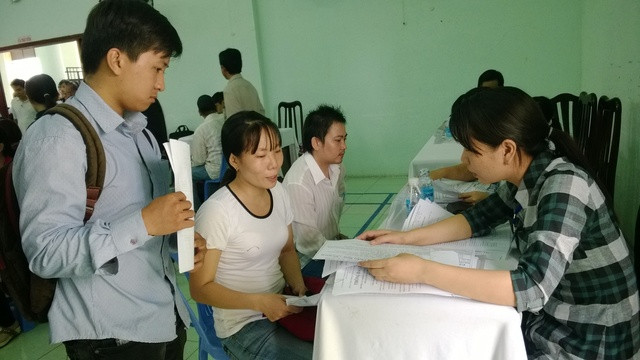 Người lao động tìm việc tại sàn giao dịch việc làm