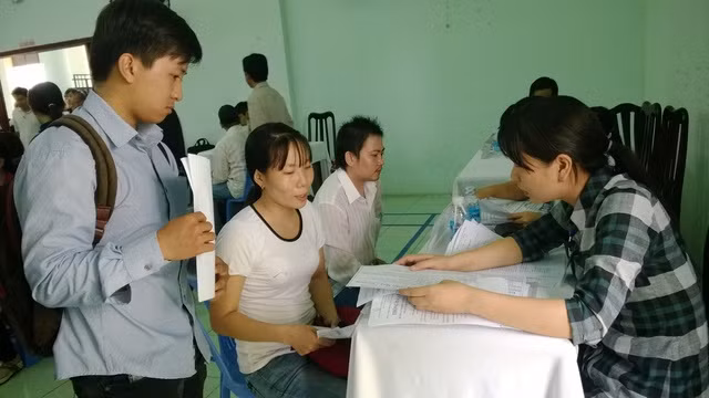 Người lao động tìm việc tại sàn giao dịch việc làm