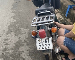 Xe máy của nạn nhân để lại trên cầu - Ảnh: T.T