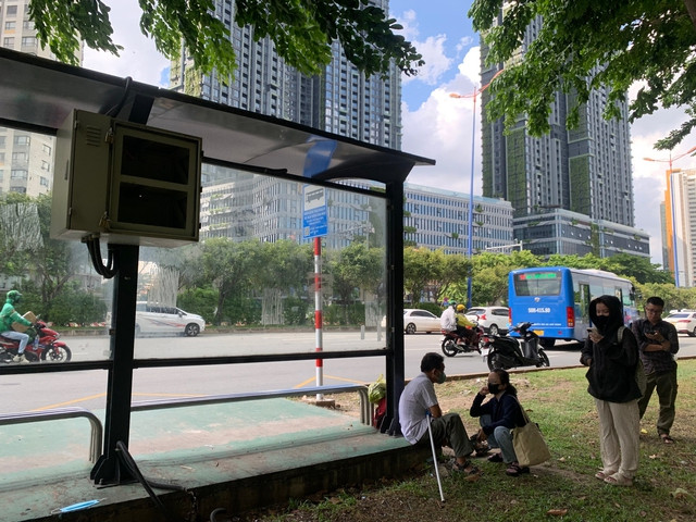 Bị trộm 2 bình ắc quy, nhà chờ xe buýt này gây khó khăn cho hành khách muốn tìm thông tin trên bảng điện tử. Ảnh: ÁI MY Bị trộm 2 bình ắc quy, nhà chờ xe buýt này gây khó khăn cho hành khách muốn tìm thông tin trên bảng điện tử. Ảnh: ÁI MY
