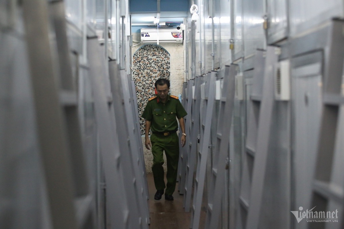 Qua tổng kiểm tra nhà trọ năm 2023, công an phát hiện một nhà ở riêng lẻ tại TPHCM được ngăn thành nhiều "hộp ngủ" cho thuê. Ảnh: Anh Phương Qua tổng kiểm tra nhà trọ năm 2023, công an phát hiện một nhà ở riêng lẻ tại TPHCM được ngăn thành nhiều "hộp ngủ" cho thuê. Ảnh: Anh Phương