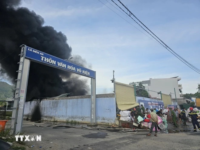 Bên ngoài kho hàng bị cháy. (Ảnh TTXVN phát) Bên ngoài kho hàng bị cháy. (Ảnh TTXVN phát)