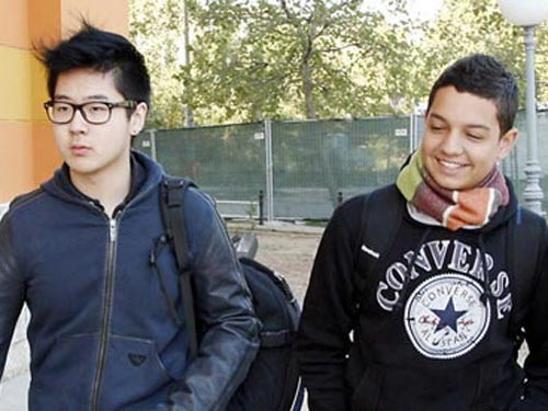 Kim Han-sol (trái)và bạn học. Ảnh: Telegraph