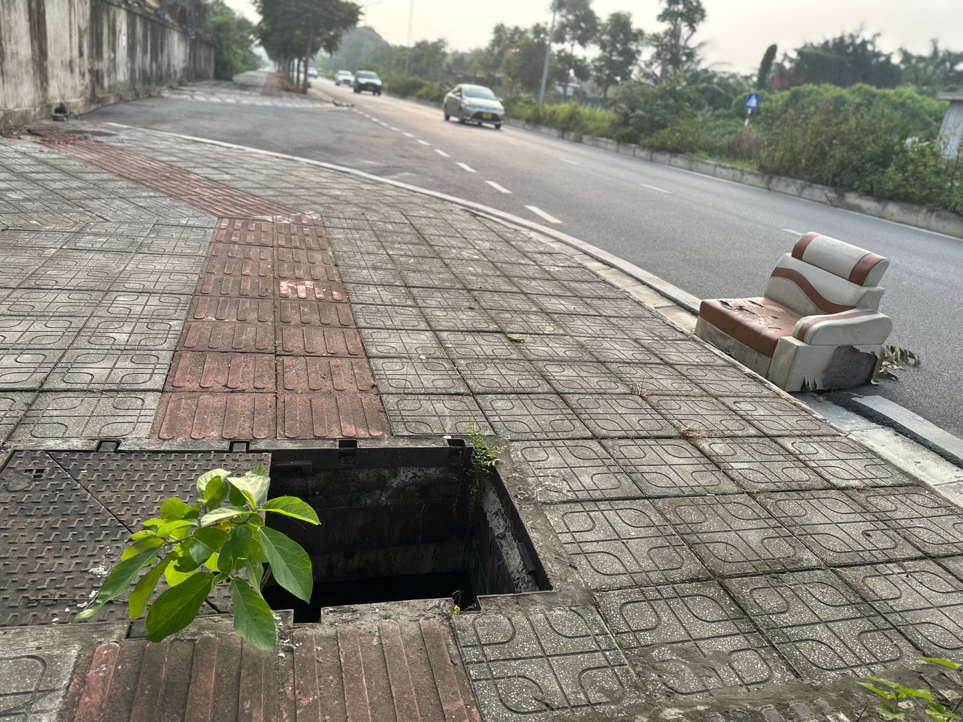 Dọc các tuyến phố như Vũ Đức Thận, Đào Thế Tuấn, Đào Hinh, Việt Hưng, Nguyễn Minh Châu (phường Việt Hưng), hay phố Nguyễn Minh Châu, Nguyễn Lam, ngõ 45 Nguyễn Văn Linh (phường Phúc Đồng) thuộc quận Long Biên, Hà Nội xảy ra tình trạng hàng loạt nắp hố ga bị mất.