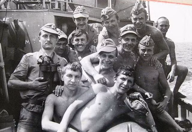 1979, Biển Đông, các thủy thủ và thủy thủ trưởng hết ca trực (lưu trữ của trung sỹ hải quân về hưu Оvsiankin V.А.)