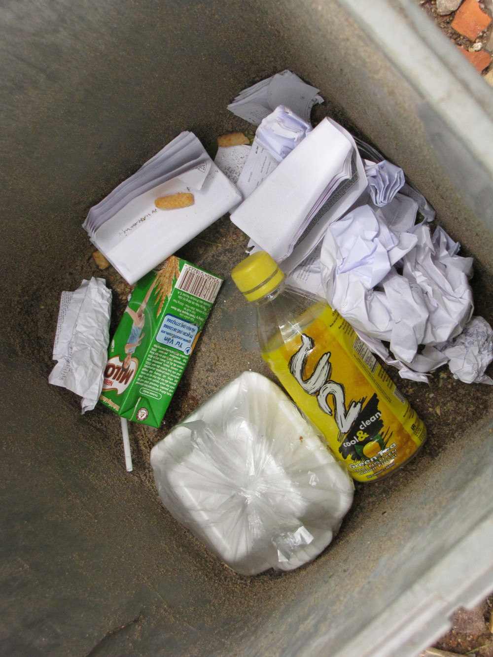 Phao được thủ tiêu trong thùng rác. Ảnh: Trường Phong