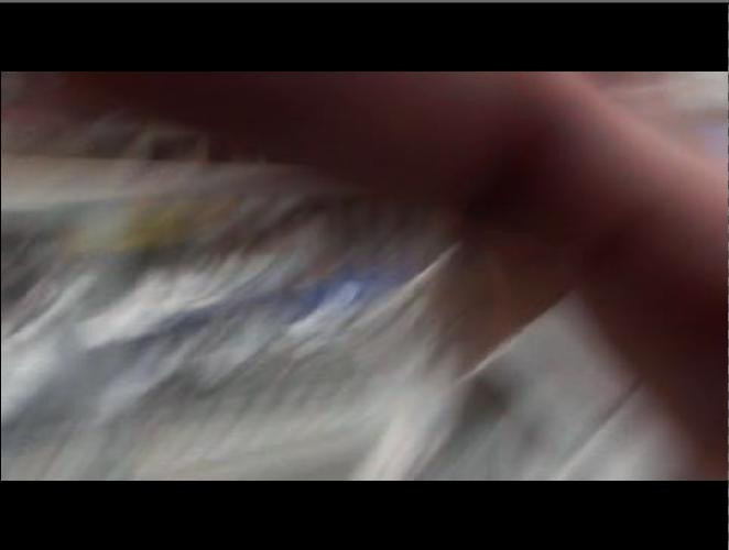 Nhân viên bảo vệ đập vào máy quay của phóng viên, đồng thời yêu cầu xóa dữ liệu. Ảnh chụp lại từ video