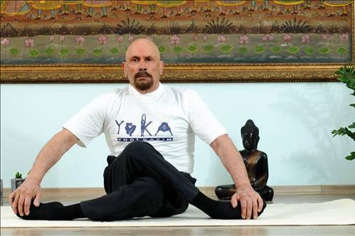 Ngỡ ngàng trước ông thầy Yoga trăm tuổi trẻ như trung niên ảnh 1
