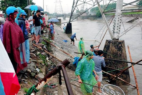 Người dân Hà Nội đổ xô bắt cá trên sông sau mưa lớn ảnh 3