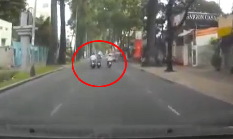 10 video ‘hot’: Giật dây chuyền táo tợn giữa phố Sài Gòn ảnh 1