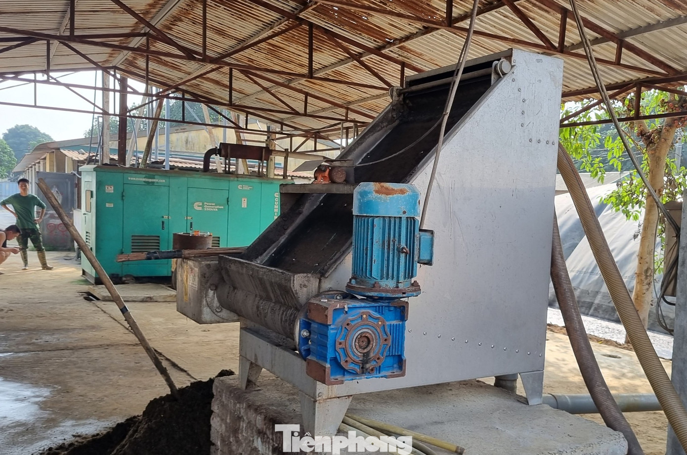 Trao đổi với Tiền Phong vào ngày 14/12, Trung tá Phạm Hồng Thái, Phó Trung đoàn trưởng Trung đoàn 102 cho biết, thời gian qua, khu xử lý chất thải chăn nuôi của đơn vị gặp một số trục trặc, nên chất thải chăn nuôi đã tràn ra suối Vai Réo, ảnh hưởng đến đời sống, sản xuất của một bộ phận nhân dân xã Phú Mãn, Đông Xuân, Phú Cát.