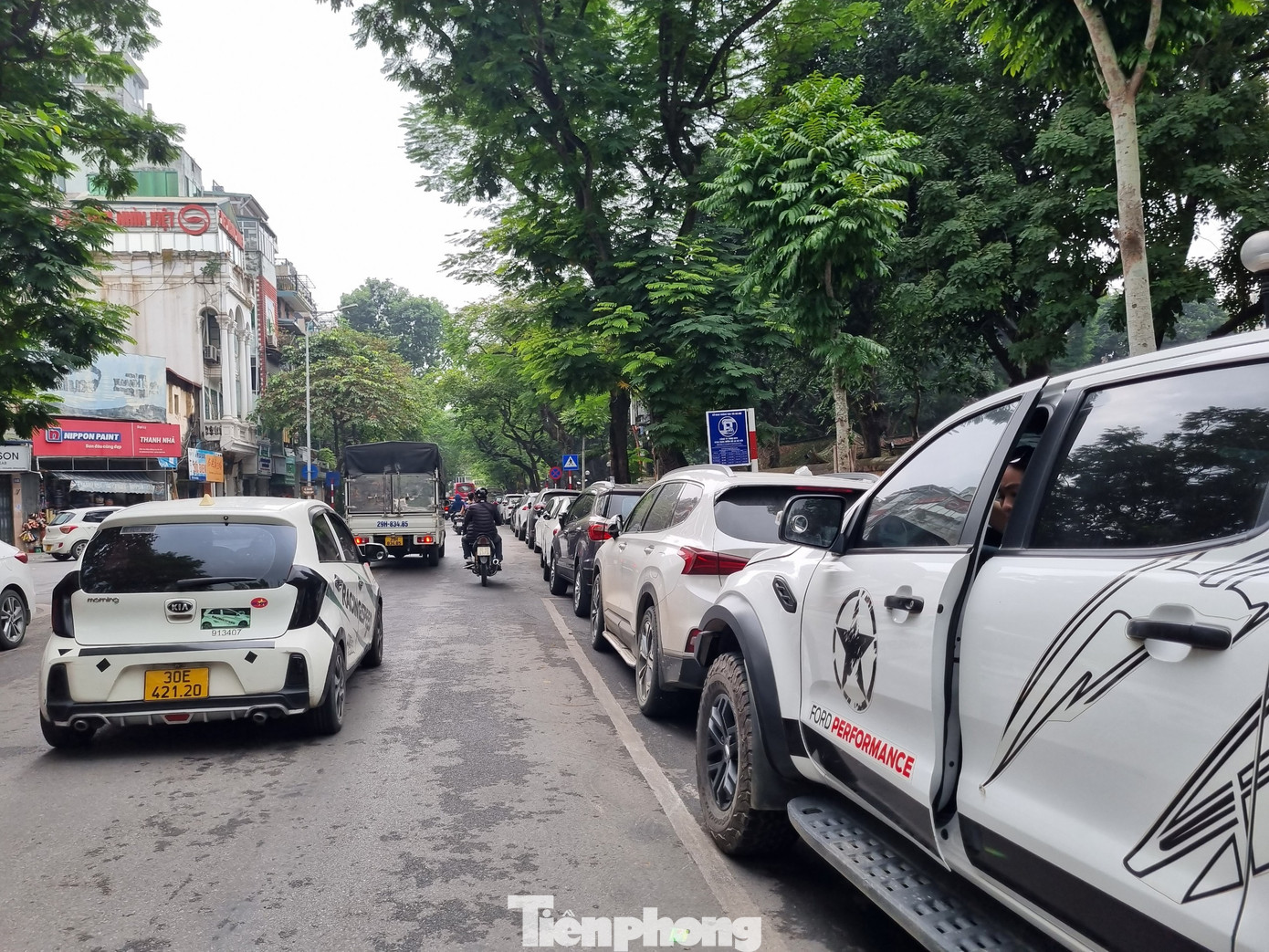 Vì không biết theo biển nào, nên có hàng trăm xe ô tô đỗ dọc cả tuyến phố.