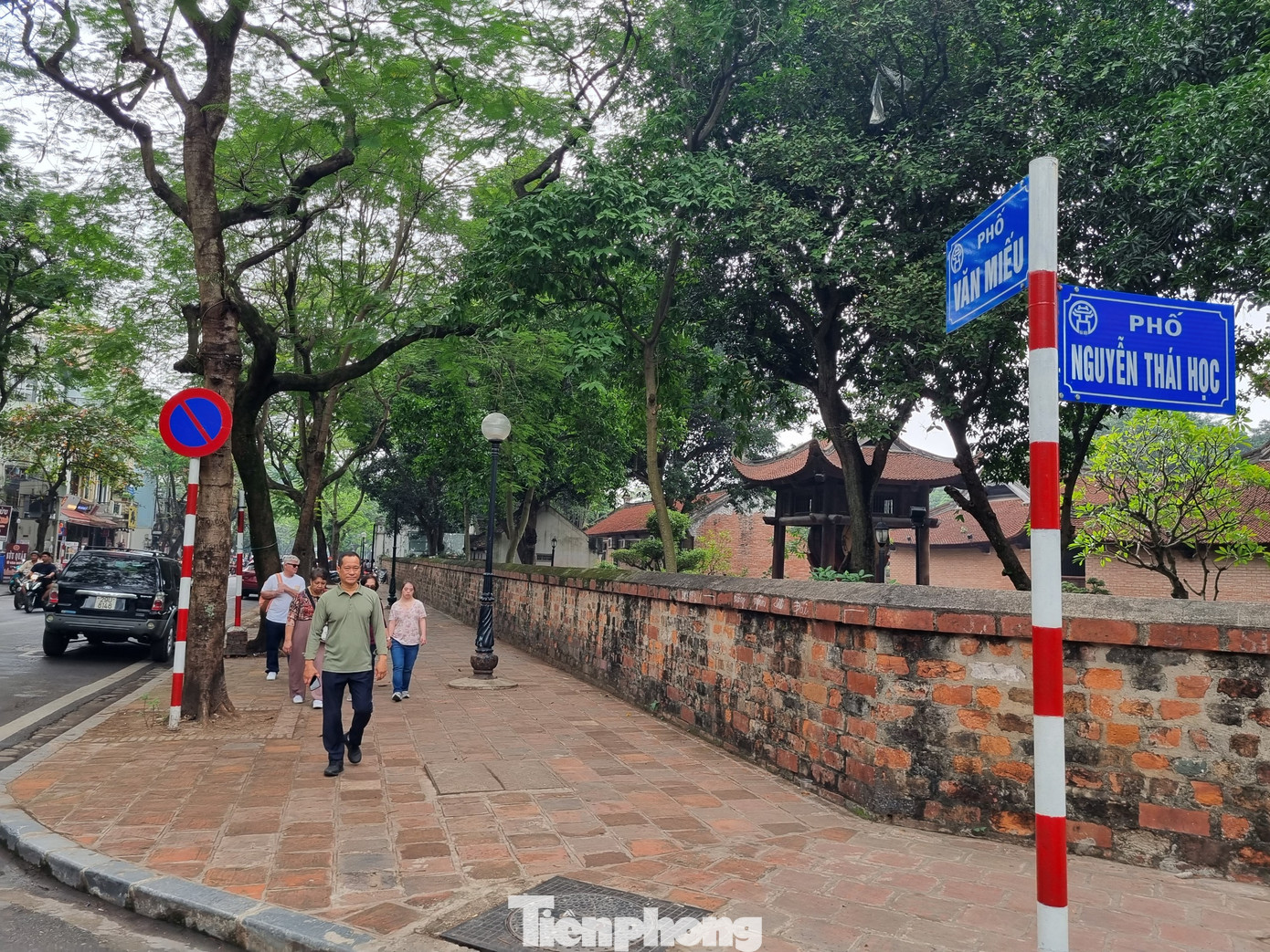 Đầu đường Văn Miếu có biển cấm đỗ xe ô tô.