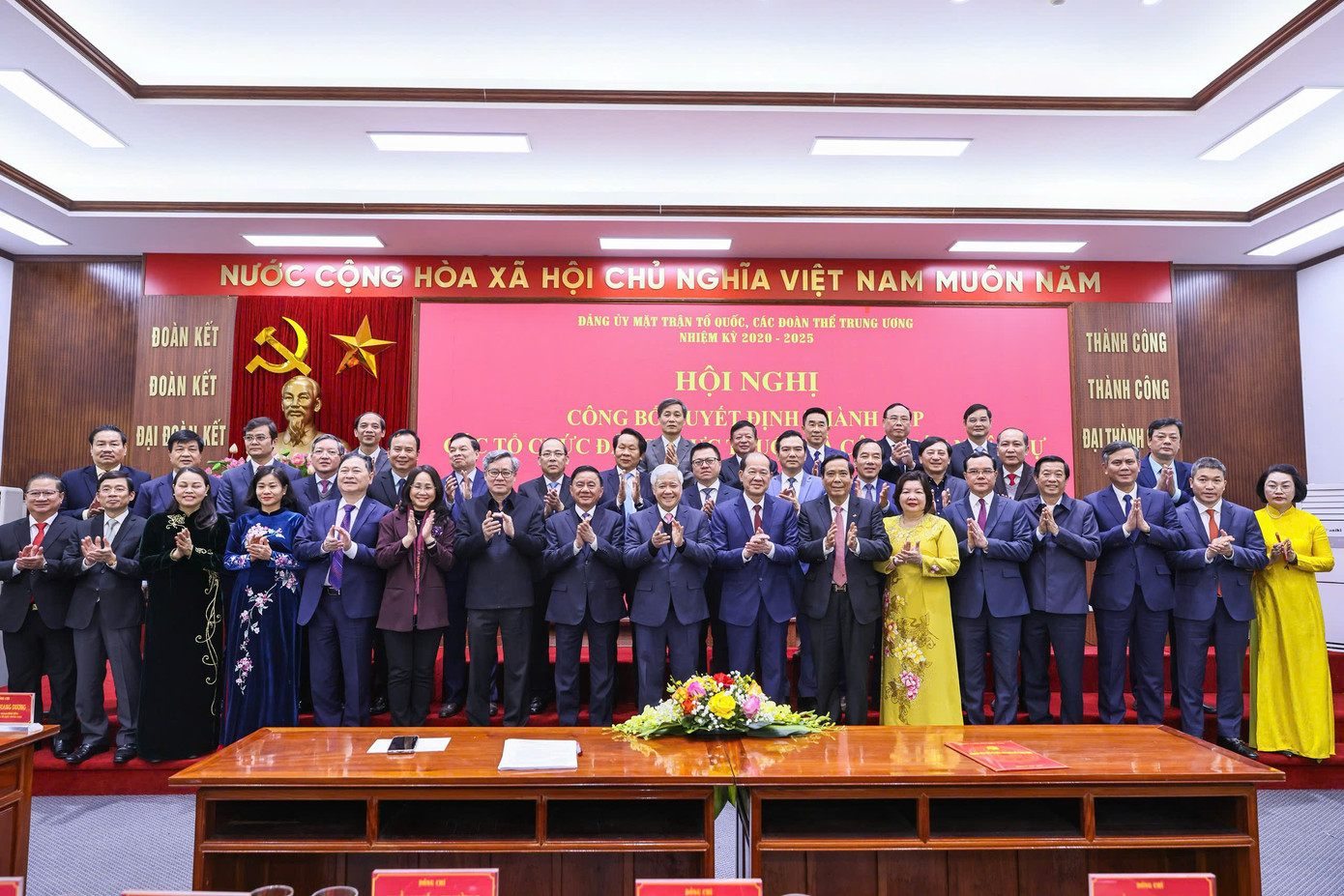 Thường trực Ban Bí thư Trần Cẩm Tú, Chủ tịch Ủy ban Trung ương MTTQ Việt Nam Đỗ Văn Chiến và các đại biểu dự hội nghị. Ảnh: L.H.