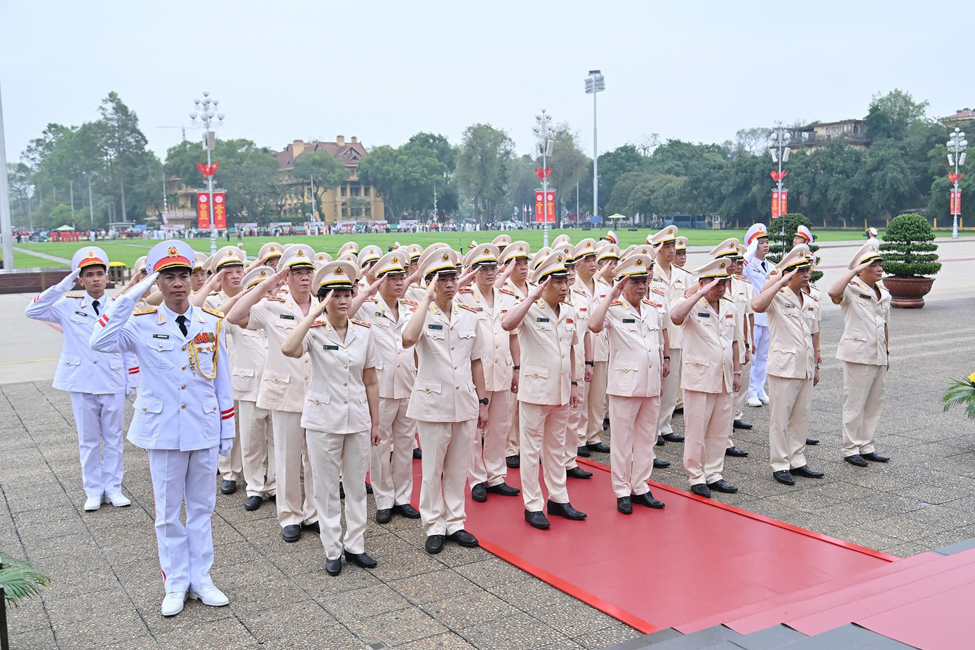 Sáng cùng ngày, các đoàn: Quân ủy Trung ương và Bộ Quốc phòng; Đảng ủy Công an Trung ương và Bộ Công an; Thành ủy - HĐND - UBND thành phố Hà Nội, cùng đông đảo cán bộ, nhân dân đã vào Lăng viếng Chủ tịch Hồ Chí Minh và đặt vòng hoa tưởng nhớ, tri ân các Anh hùng liệt sĩ.