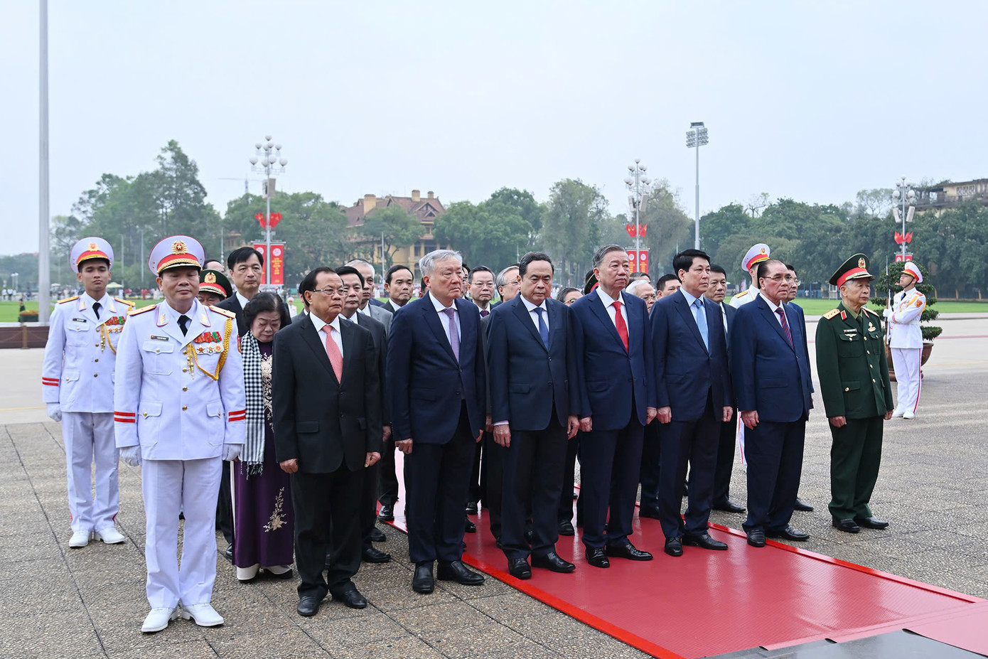 Tổng Bí thư Tô Lâm và các đồng chí lãnh đạo vào Lăng viếng Chủ tịch Hồ Chí Minh nhân kỷ niệm 50 năm Ngày Giải phóng miền Nam, thống nhất đất nước (30/4/1975 - 30/4/2025).